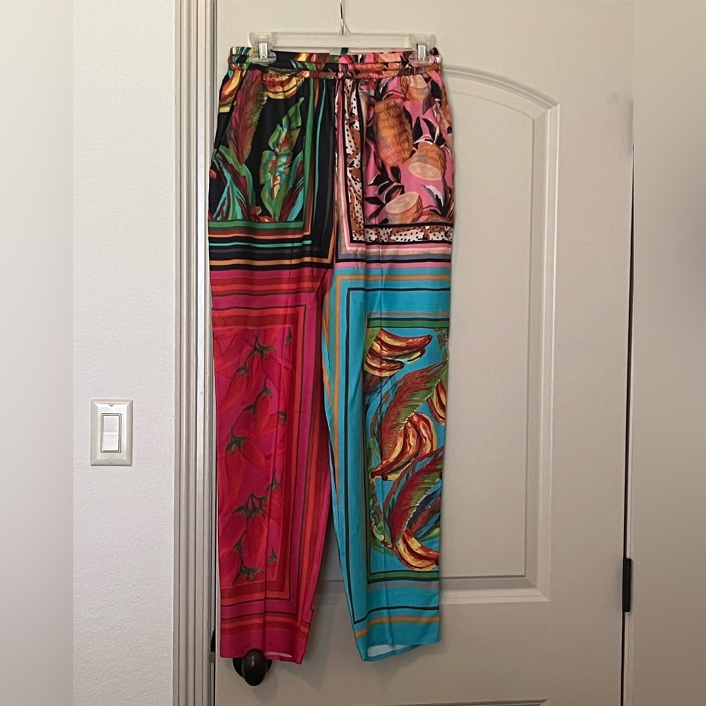 Like new Farm Rio drawstring pants. Silk. No signs of wear. Excellent condition
